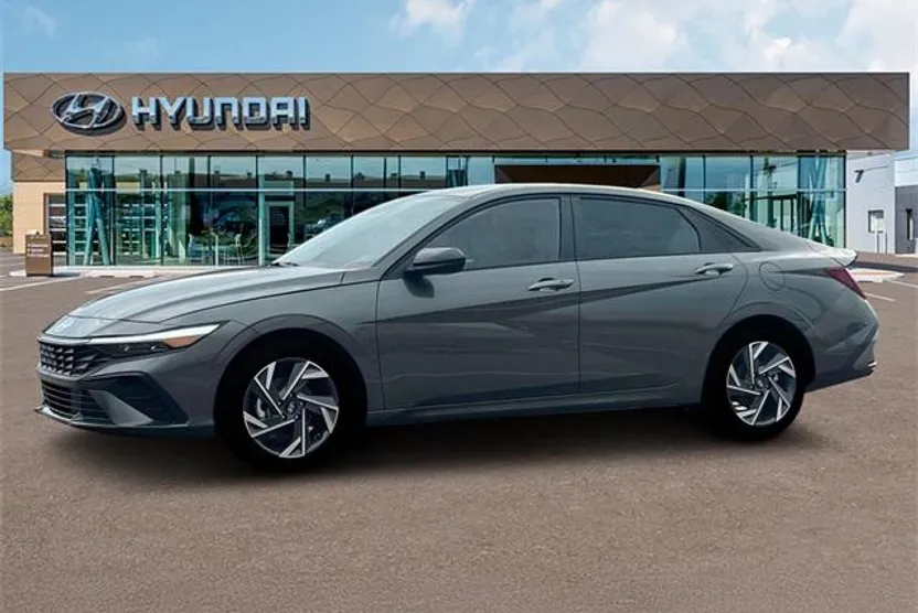 2025 Hyundai Elantra SEL Sport photo 1