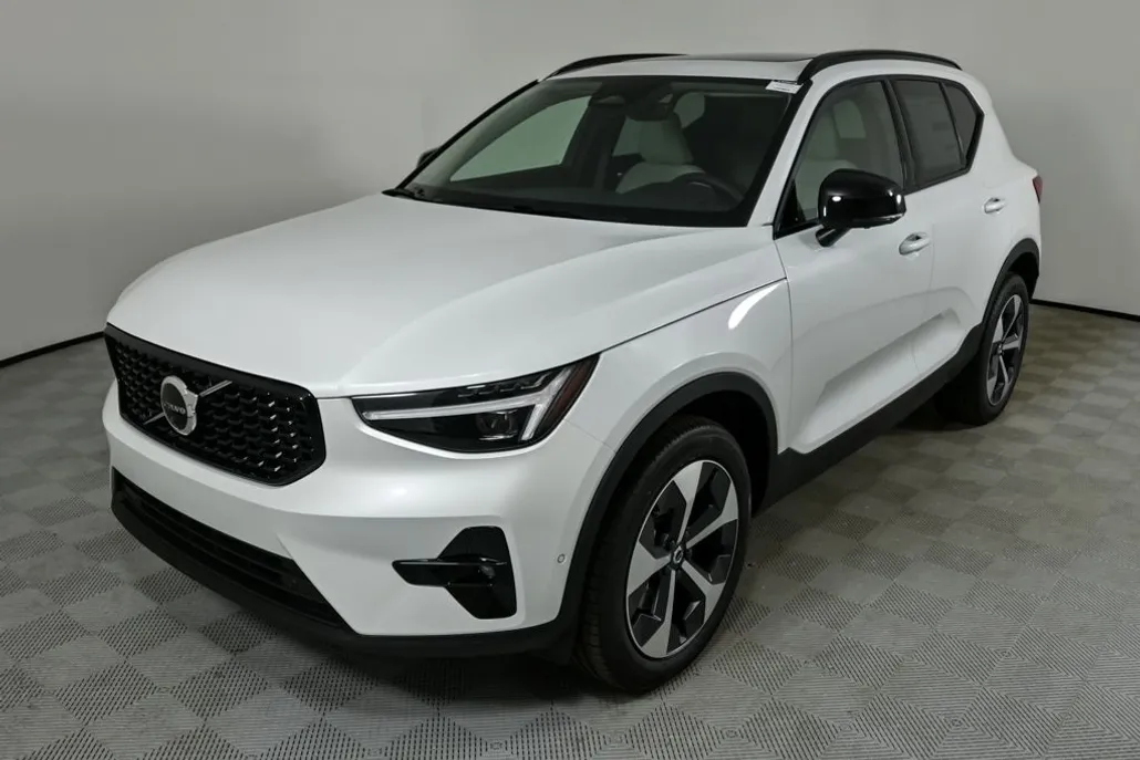 2026 Volvo XC40 Plus photo 1
