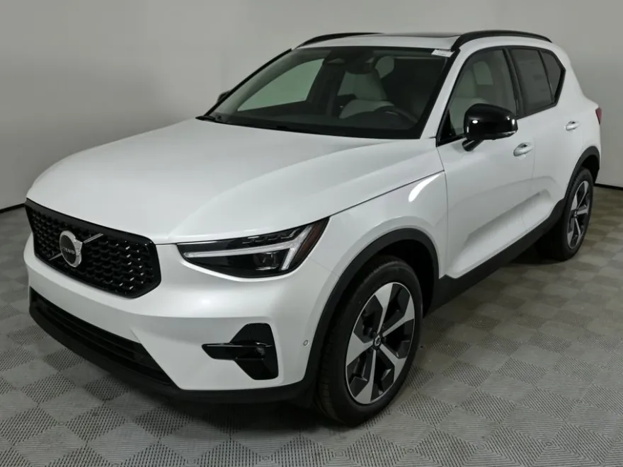 2026 Volvo XC40 Plus photo 1