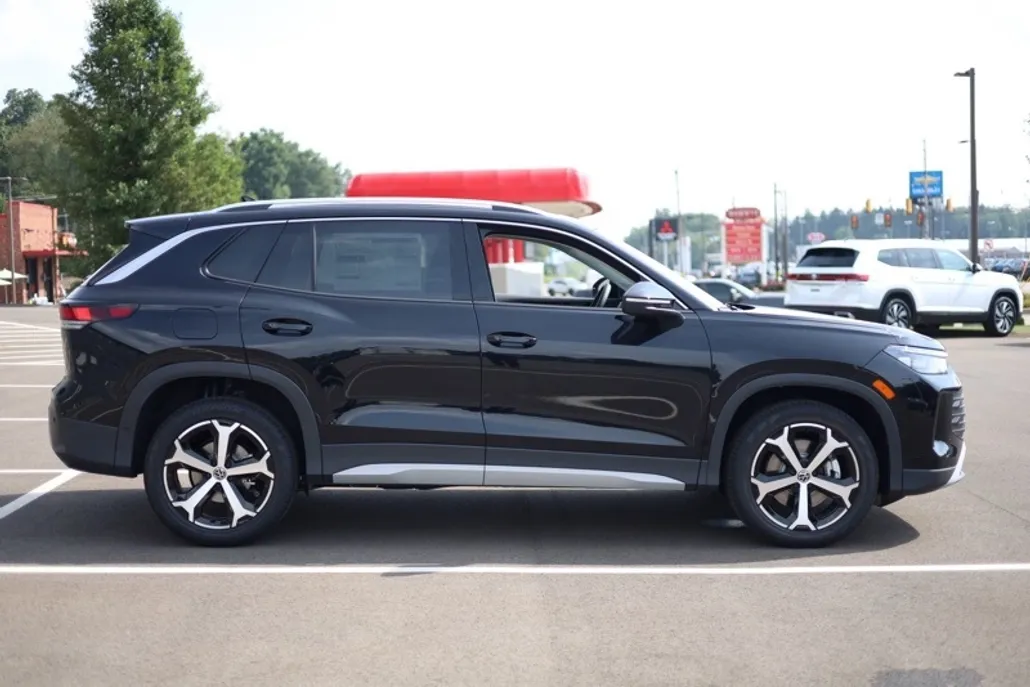 2025 Volkswagen Tiguan SE photo 1
