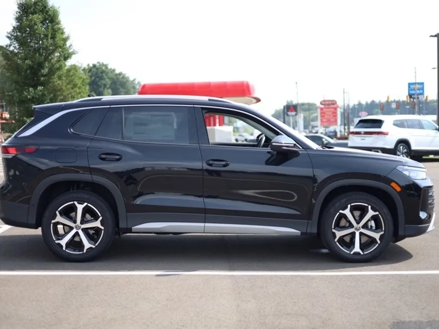 2025 Volkswagen Tiguan SE photo 1