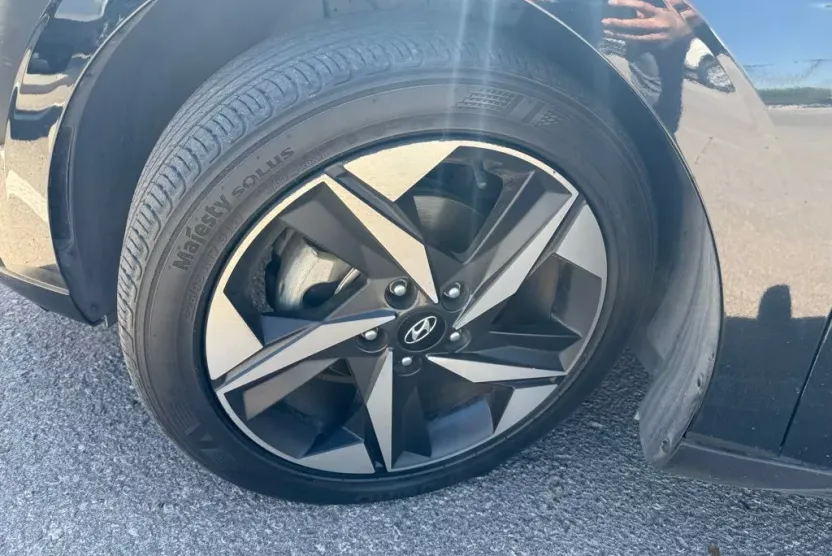 2023 Hyundai Elantra SEL photo 1