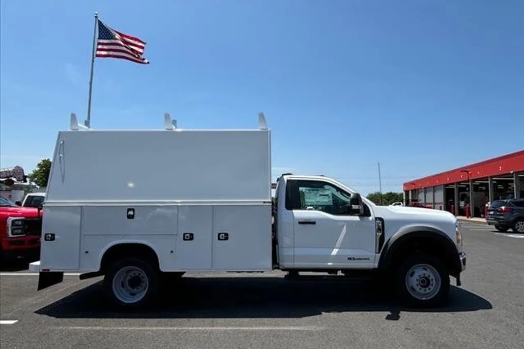 2024 Ford F-550 photo 1