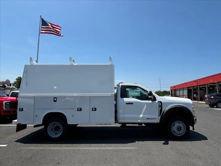 2024 Ford F-550 photo 1