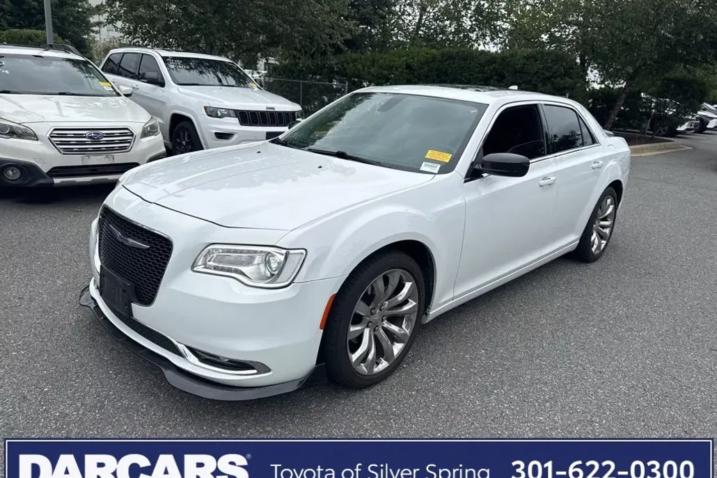2020 Chrysler 300 Touring photo 1