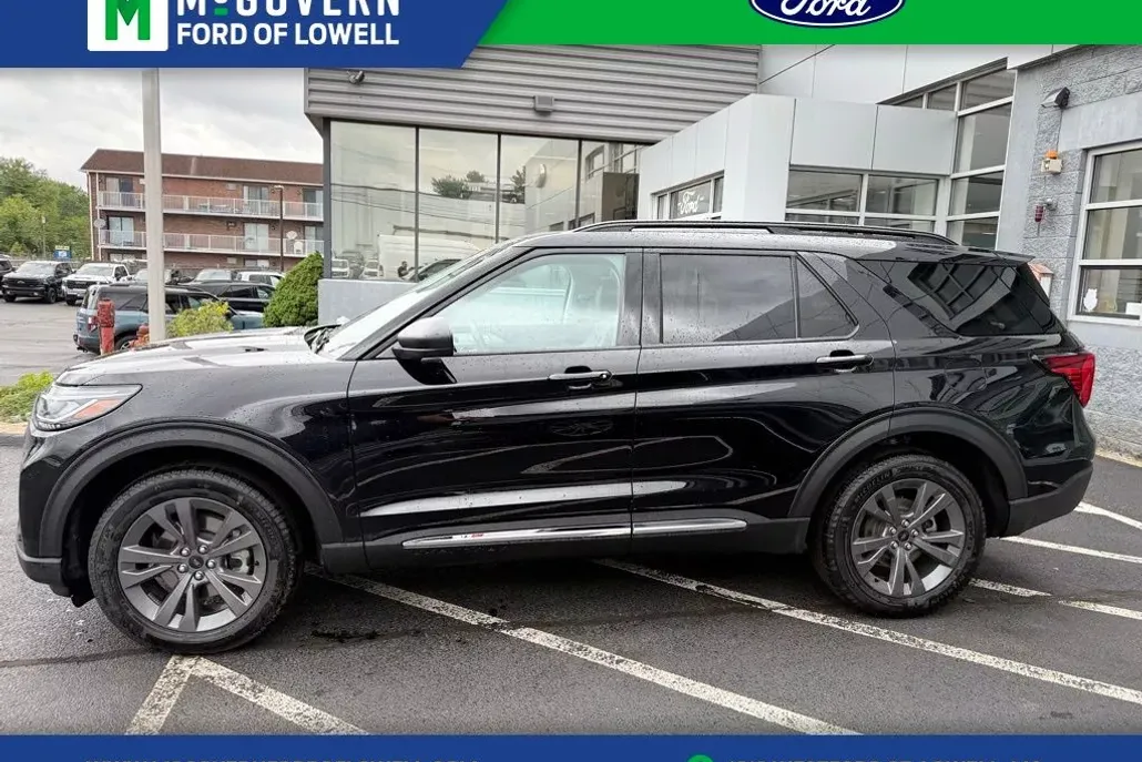 2025 Ford Explorer photo 1