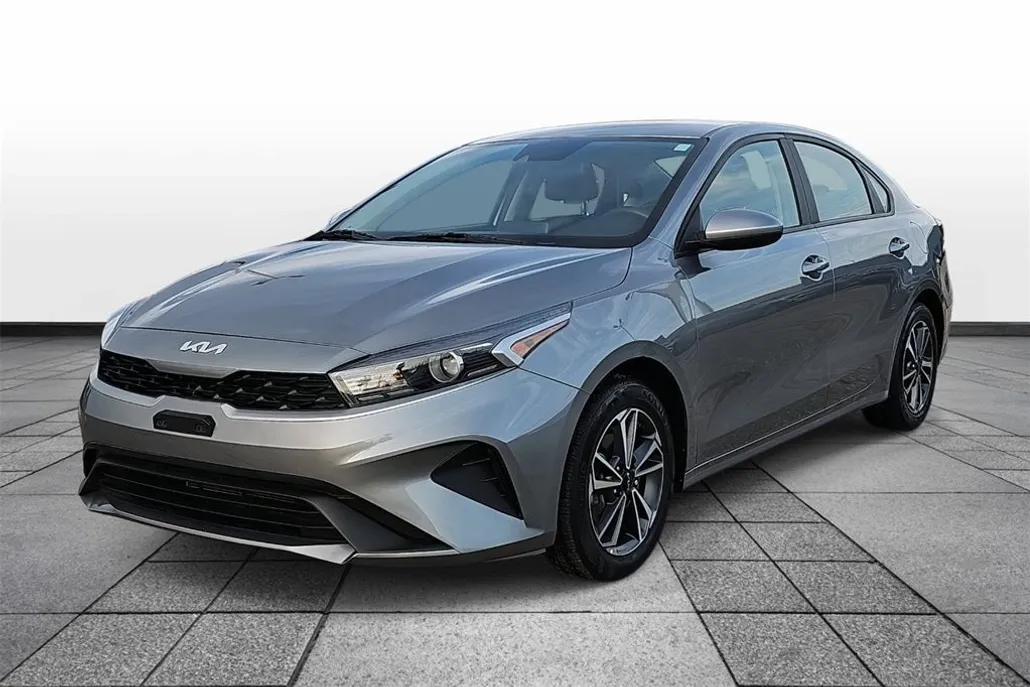 2023 Kia Forte LXS photo 1