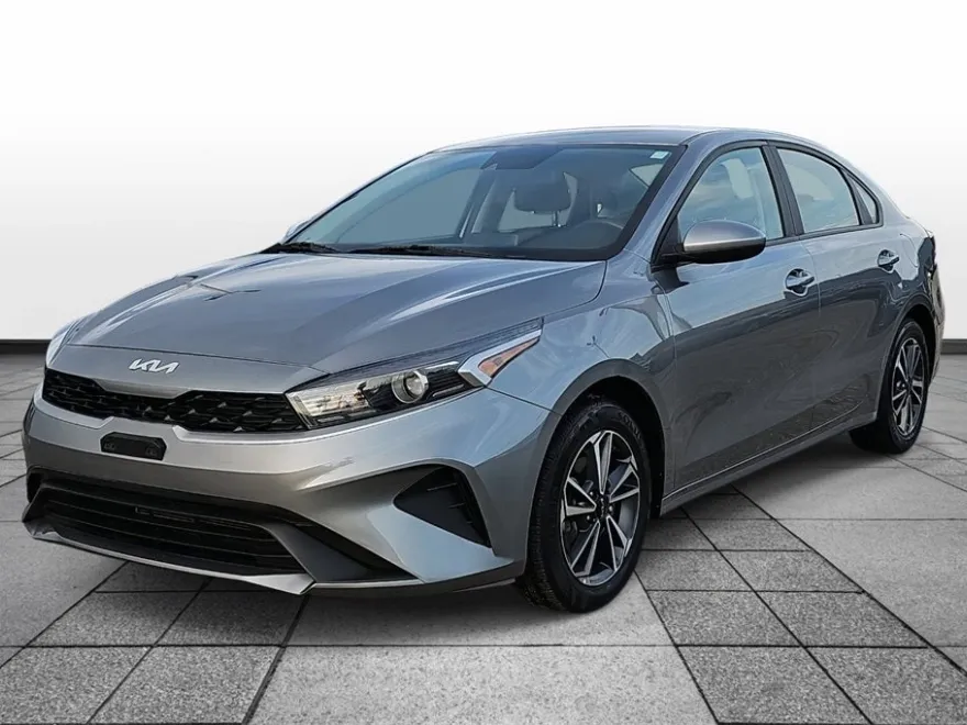 2023 Kia Forte LXS photo 1