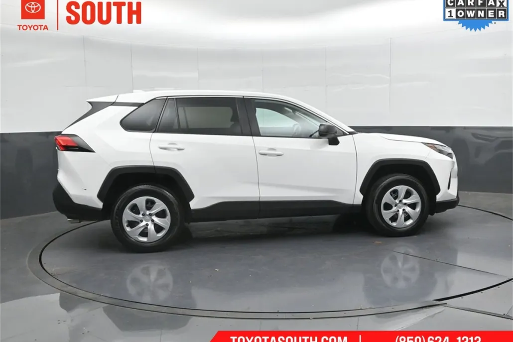 2024 Toyota RAV4 LE photo 1