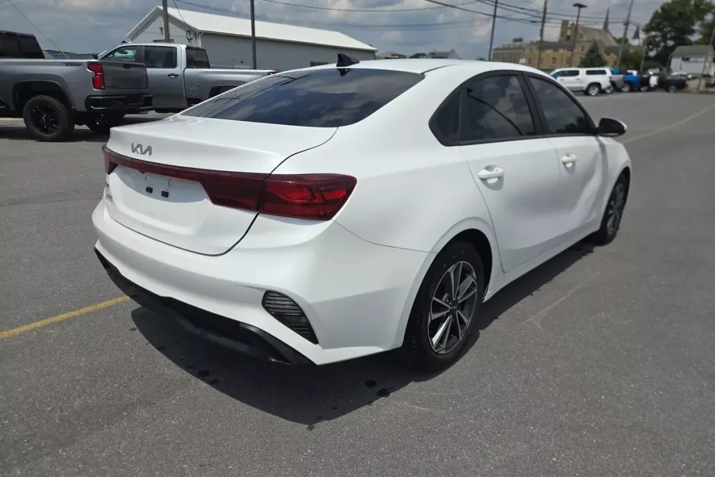 2023 Kia Forte LXS photo 1