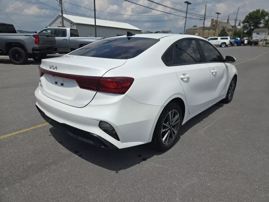 2023 Kia Forte LXS photo 1