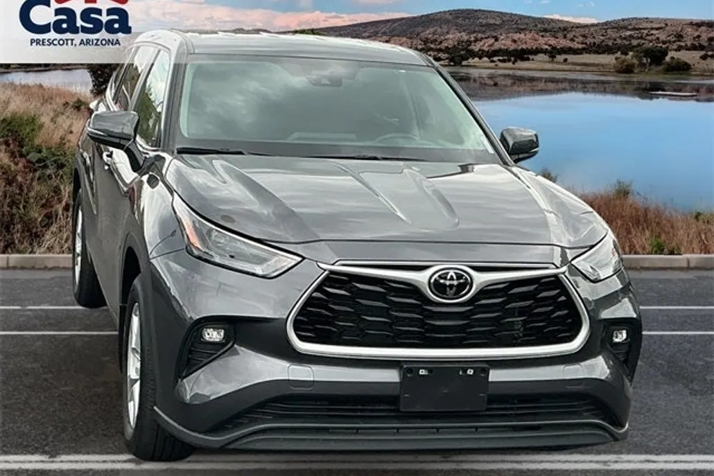 2024 Toyota Highlander LE photo 1