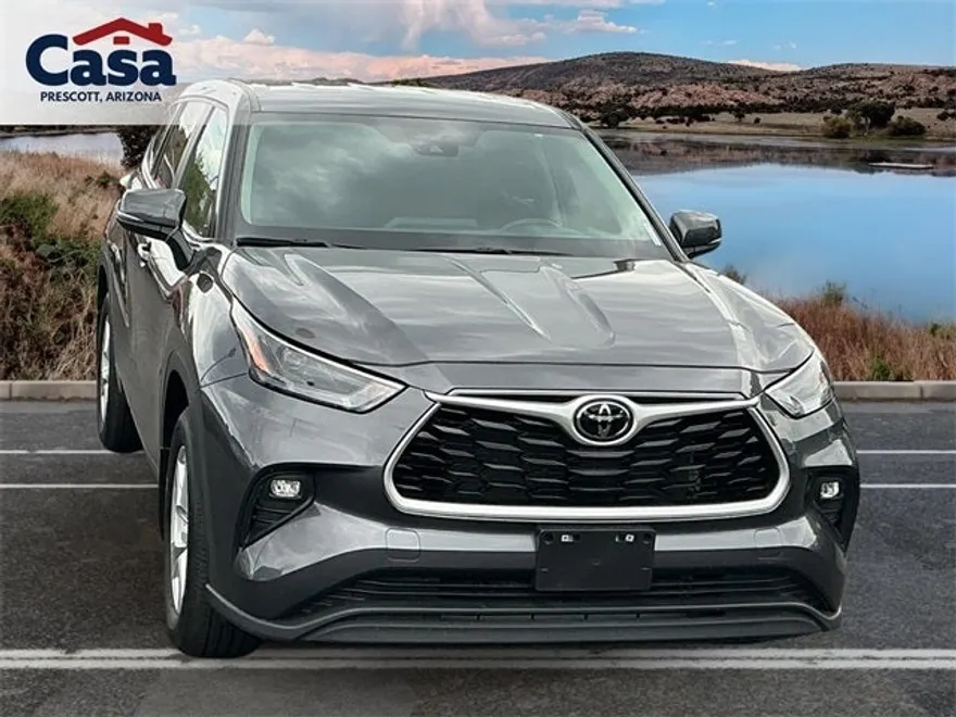 2024 Toyota Highlander LE photo 1