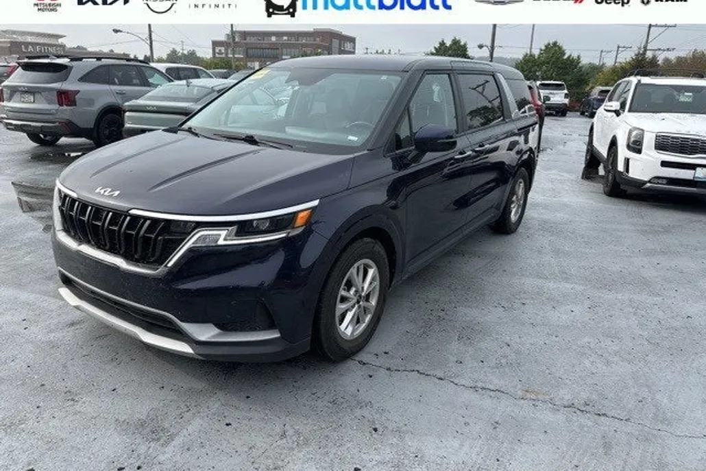 2024 Kia Carnival LX photo 1