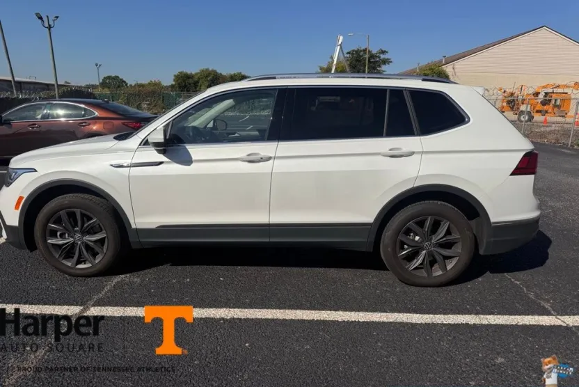 2023 Volkswagen Tiguan SE photo 1