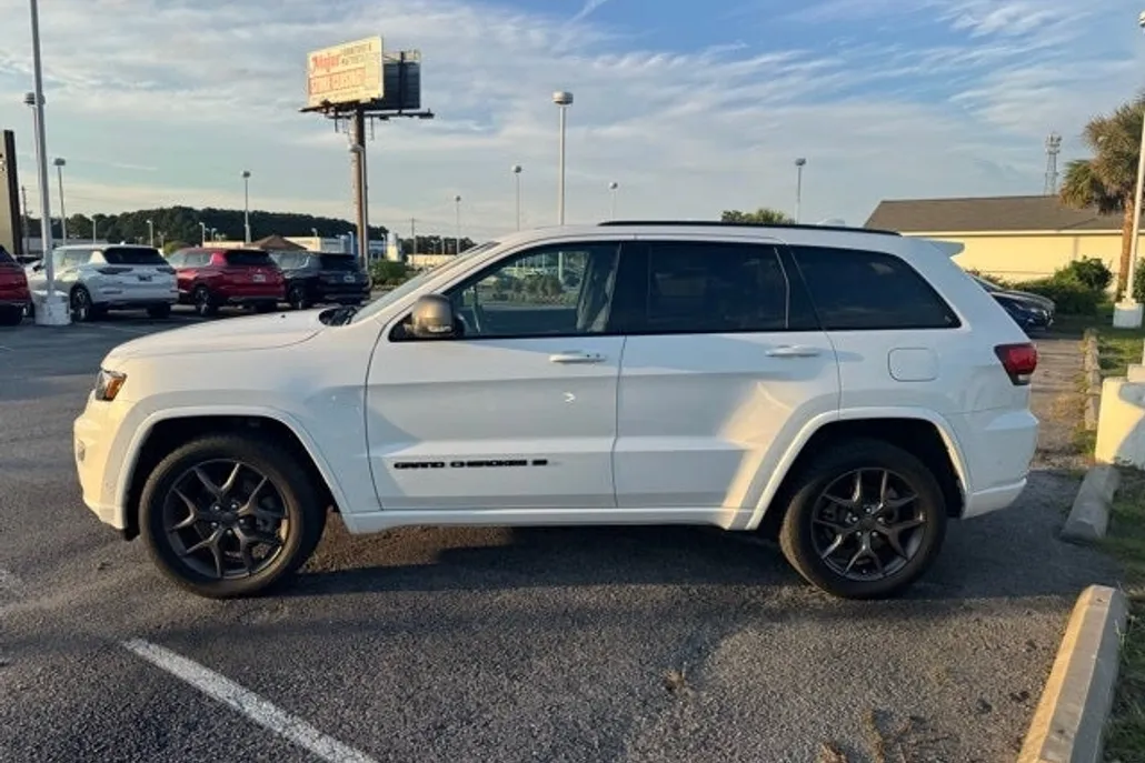 2021 Jeep Grand Cherokee Anniversary Edition photo 1