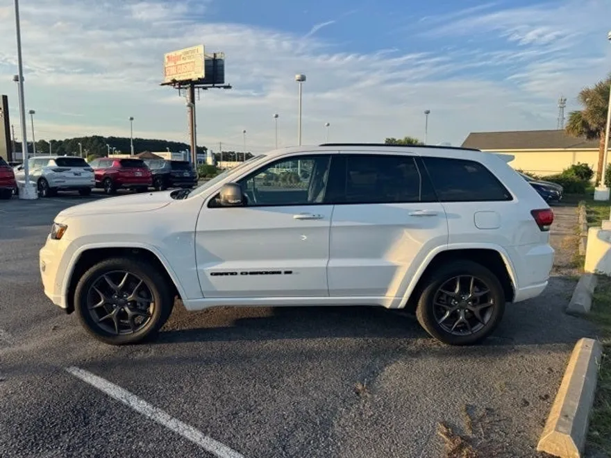 2021 Jeep Grand Cherokee Anniversary Edition photo 1