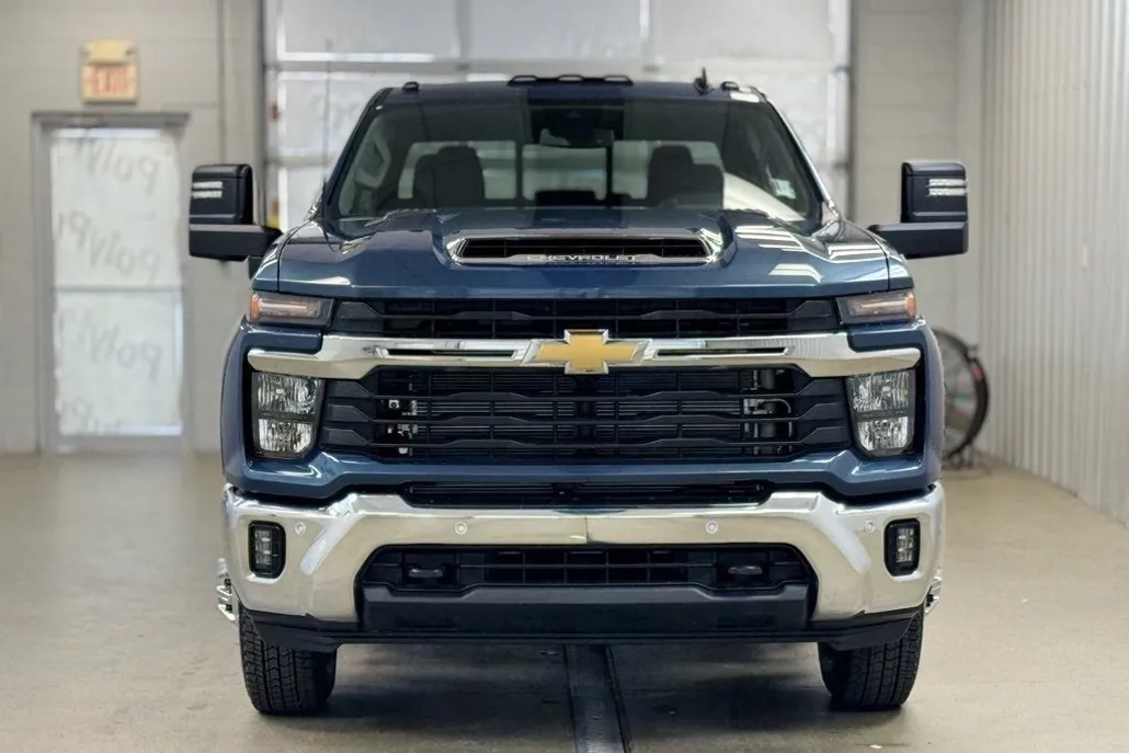 2026 Chevrolet Silverado 3500HD LT photo 1