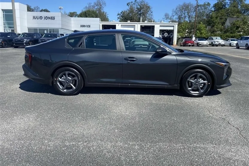 2025 Kia K4 LXS photo 1