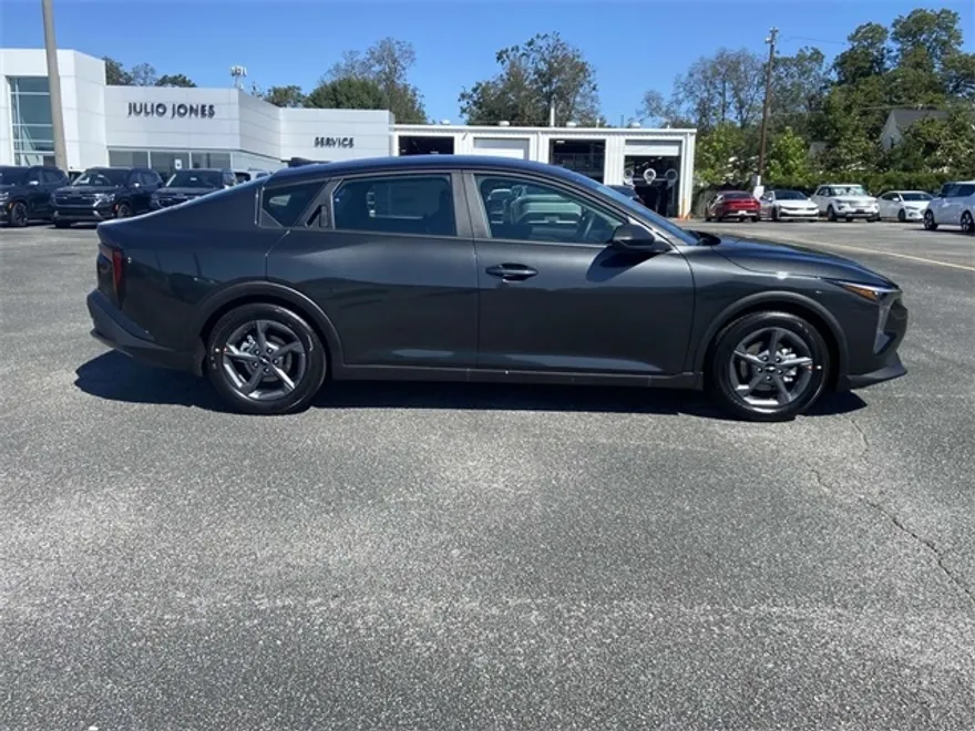2025 Kia K4 LXS photo 1