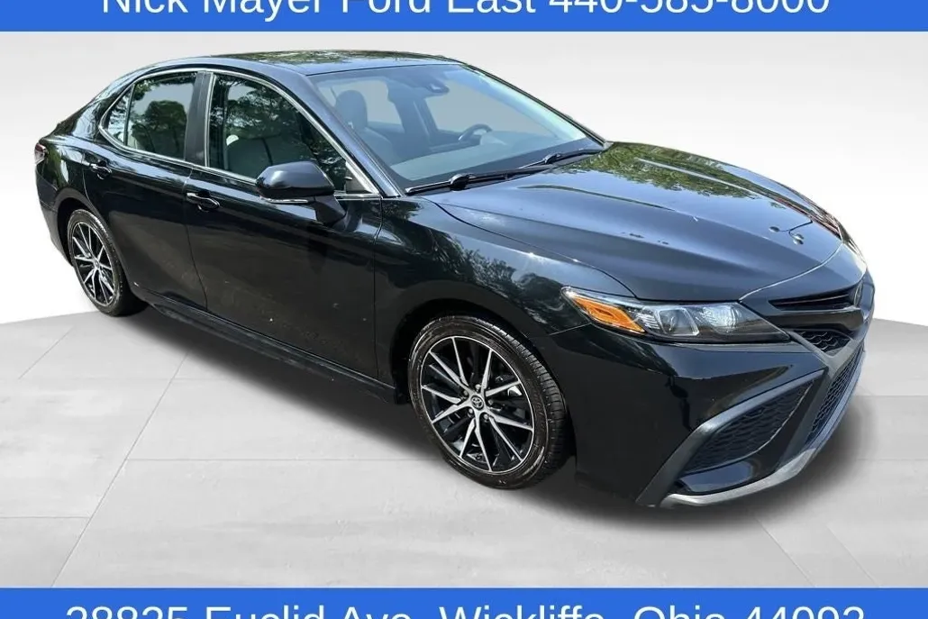 2022 Toyota Camry SE photo 1