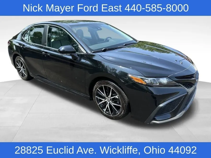 2022 Toyota Camry SE photo 1