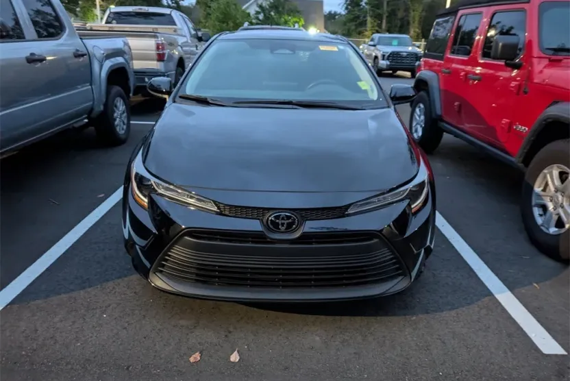 2023 Toyota Corolla LE photo 1