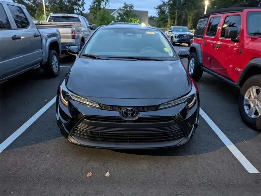 2023 Toyota Corolla LE photo 1