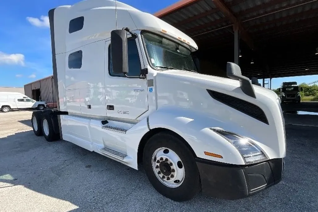 2021 Volvo Truck VNL photo 1