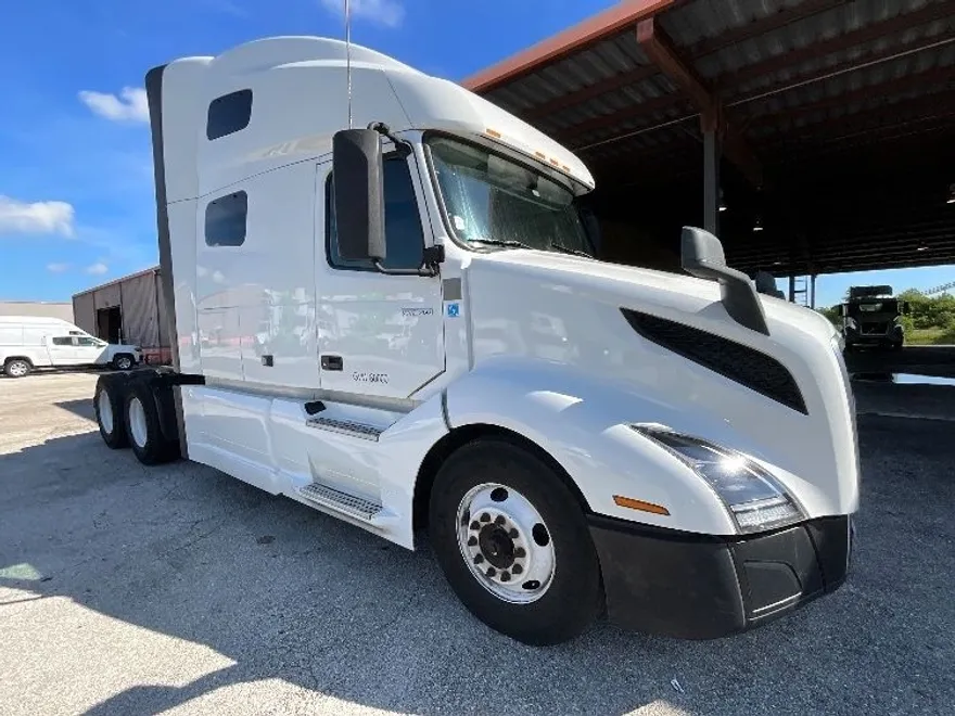 2021 Volvo Truck VNL photo 1