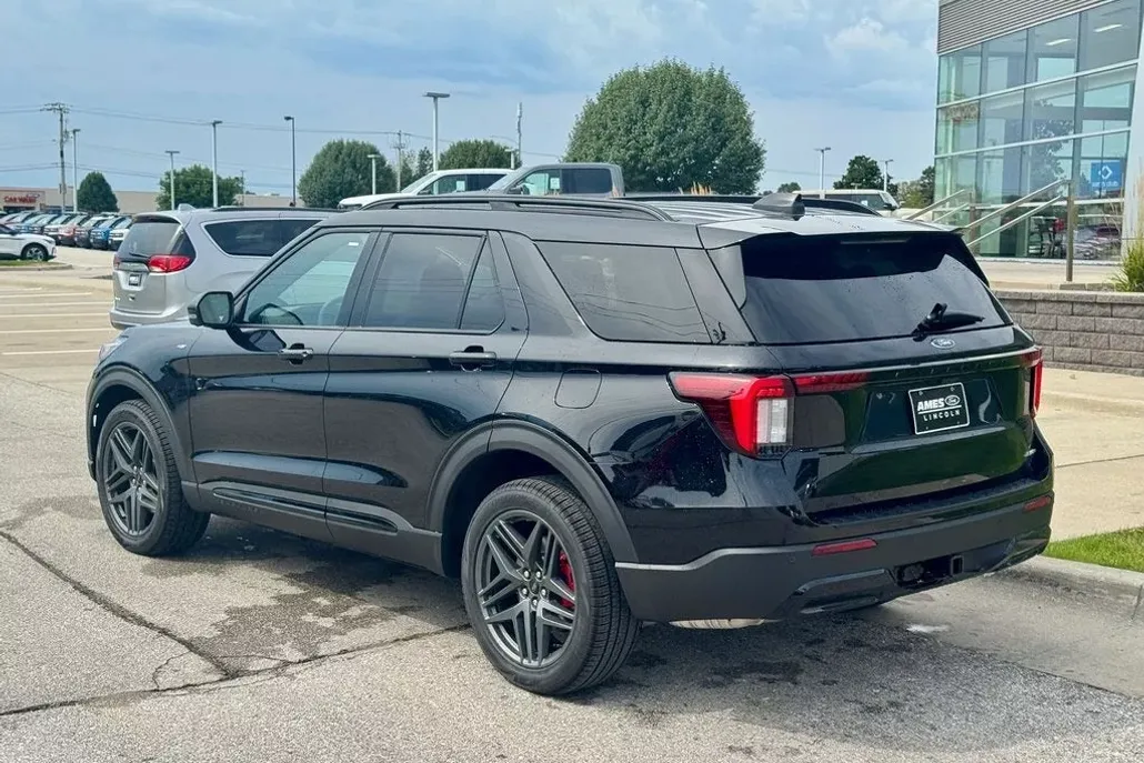 2025 Ford Explorer ST-Line photo 1