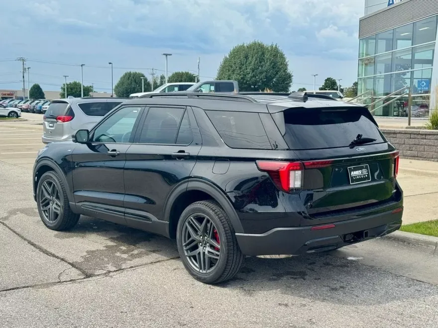 2025 Ford Explorer ST-Line photo 1