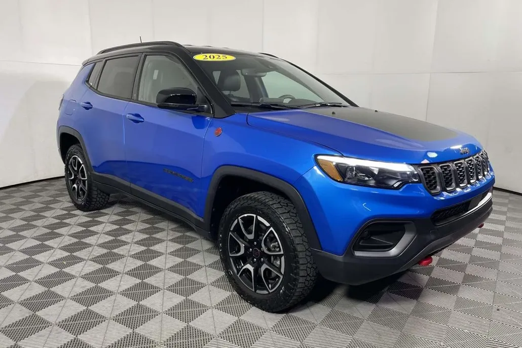 2025 Jeep Compass Trailhawk photo 1