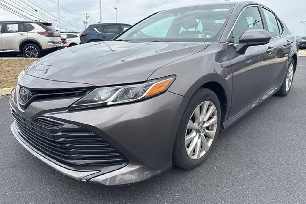 2018 Toyota Camry LE photo 1