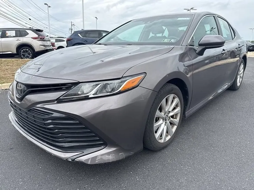 2018 Toyota Camry LE photo 1