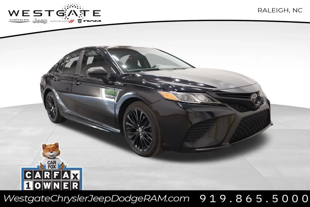 2020 Toyota Camry SE photo 1