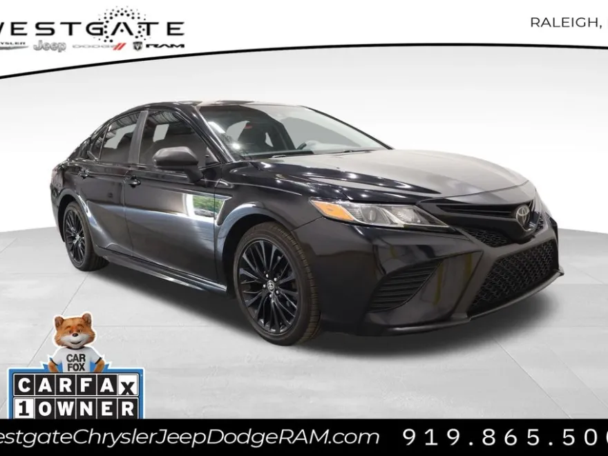 2020 Toyota Camry SE photo 1