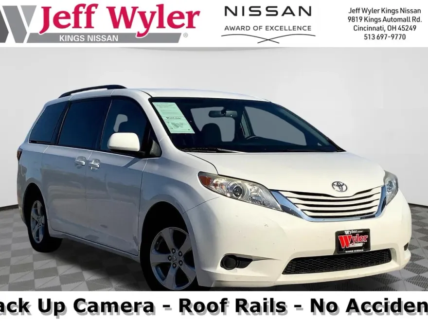 2017 Toyota Sienna L photo 1