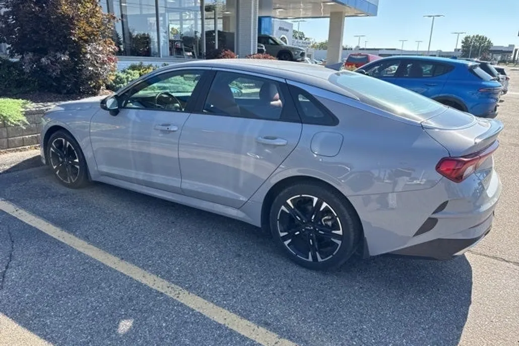 2024 Kia K5 GT-Line photo 1