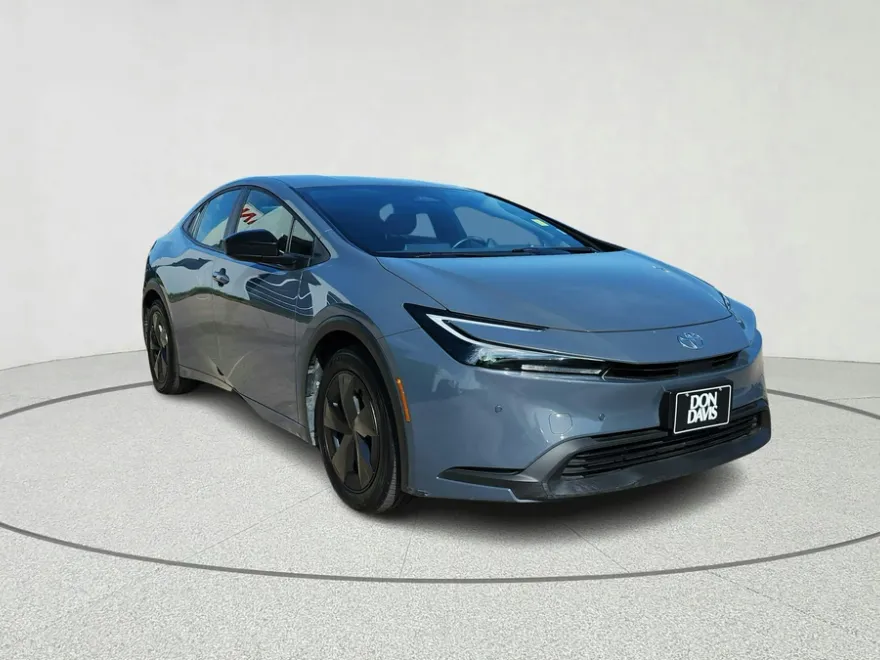 2024 Toyota Prius LE photo 1
