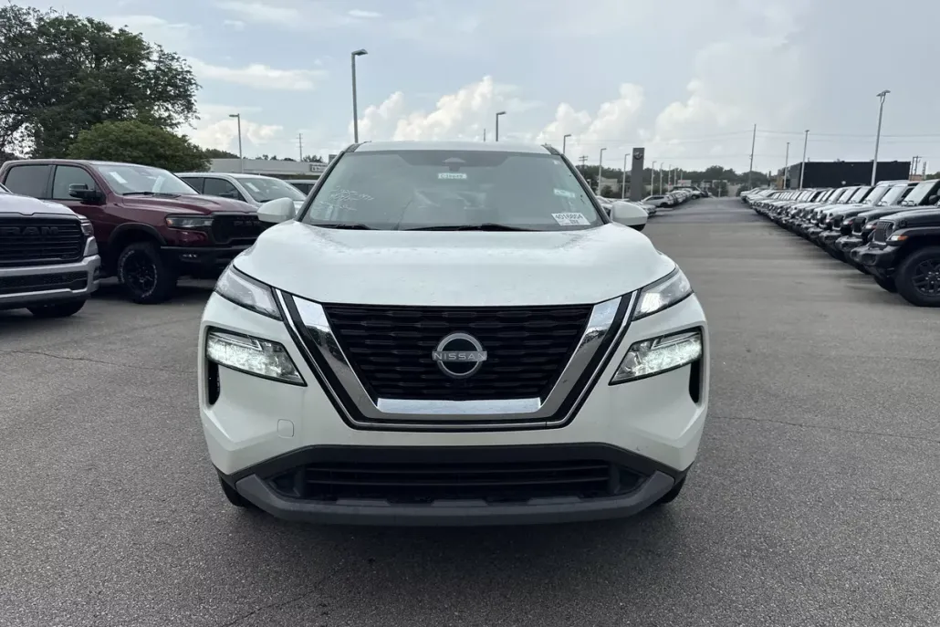 2023 Nissan Rogue SV photo 1