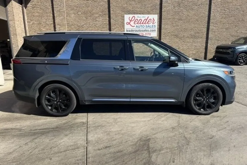 2022 Kia Carnival SX photo 1