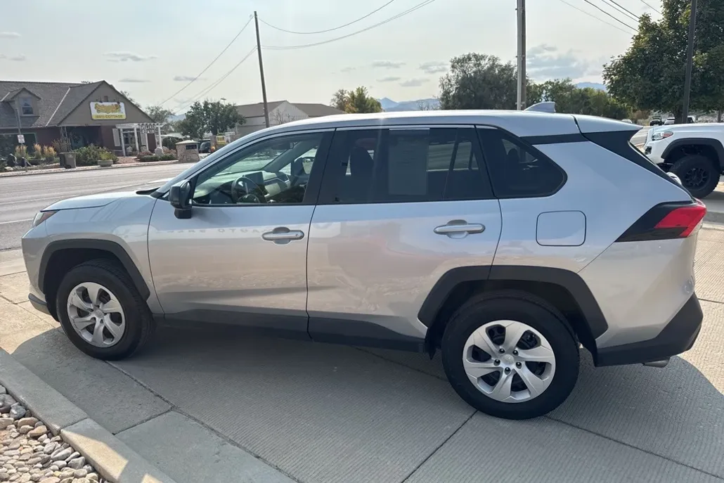 2024 Toyota RAV4 LE photo 1