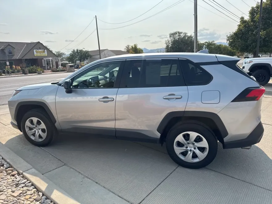 2024 Toyota RAV4 LE photo 1