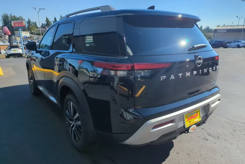 2025 Nissan Pathfinder Platinum photo 1