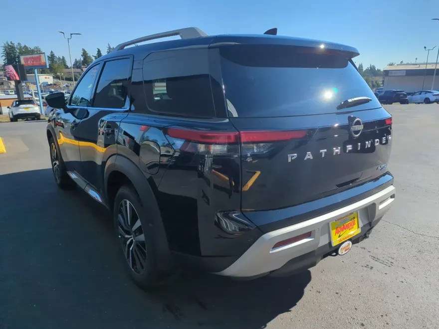 2025 Nissan Pathfinder Platinum photo 1