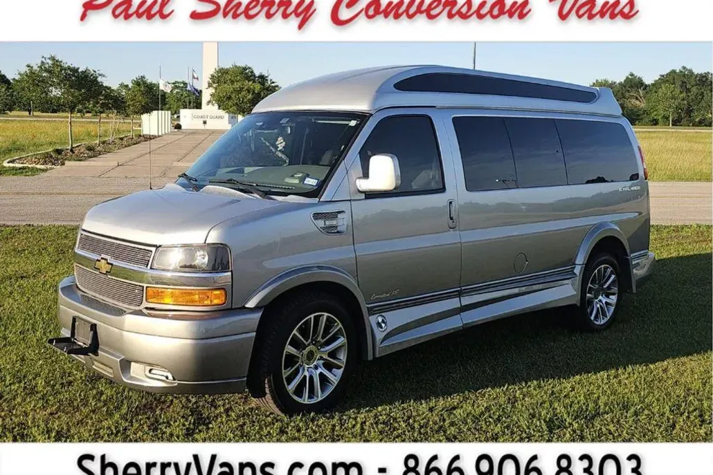 2021 Chevrolet Express Passenger LS photo 1