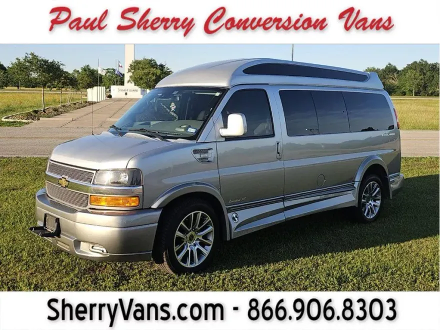 2021 Chevrolet Express Passenger LS photo 1