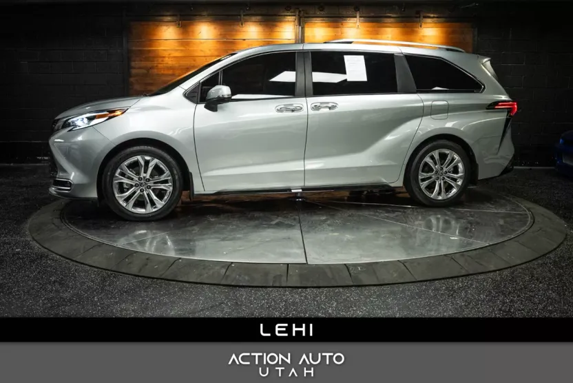 2023 Toyota Sienna Platinum photo 1