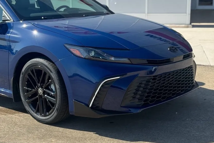 2025 Toyota Camry SE photo 1